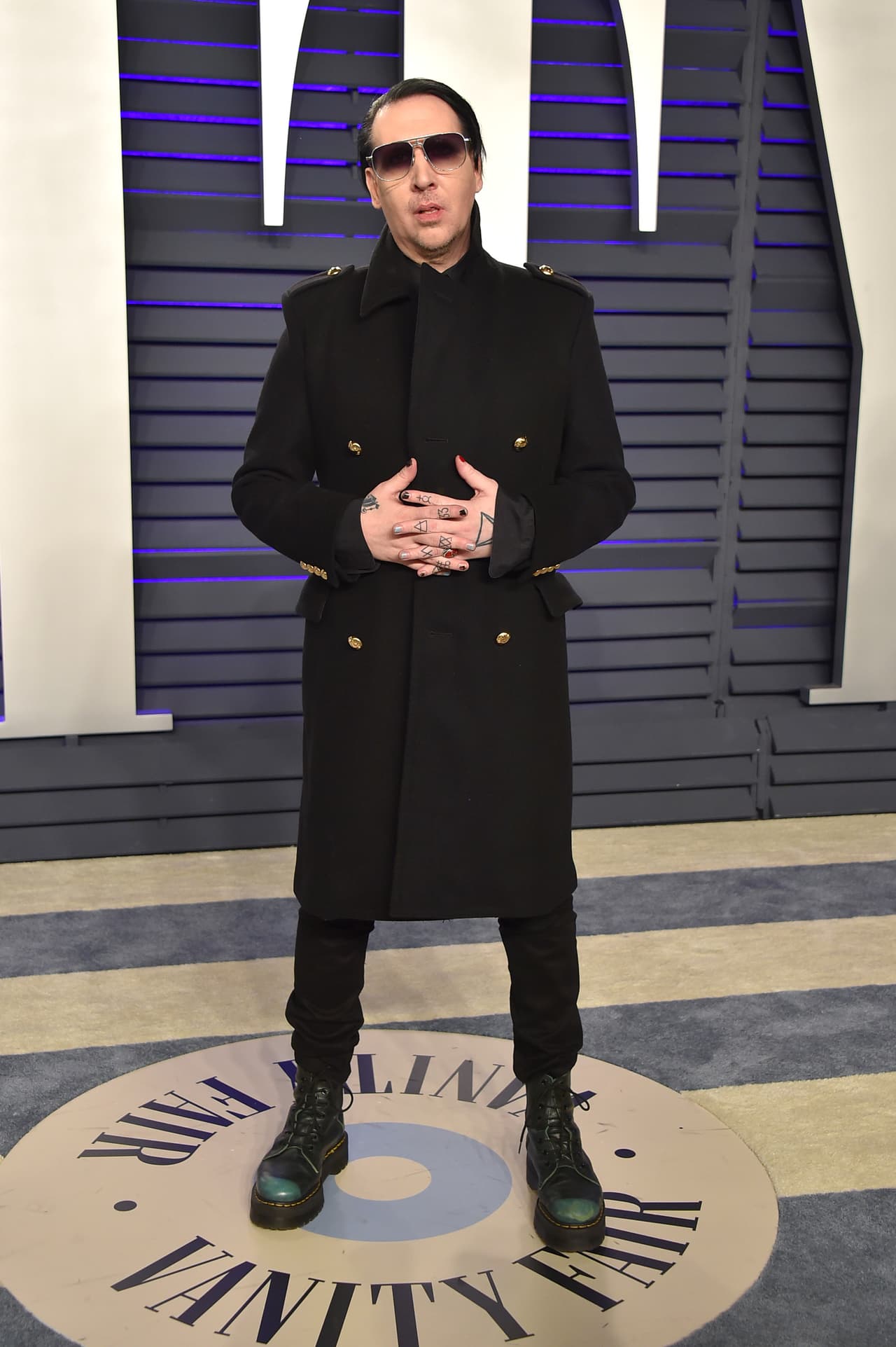 Él negó las acusaciones en su contra y se recluyó en su hogar. Este miércoles 3 de febrero, TMZ publicó que la casa del intérprete se llenó de policías después de que recibieran una llamada de alguien que dijo que no había tenido noticias del cantante y que le preocupaba que algo pudiera haberle pasado.