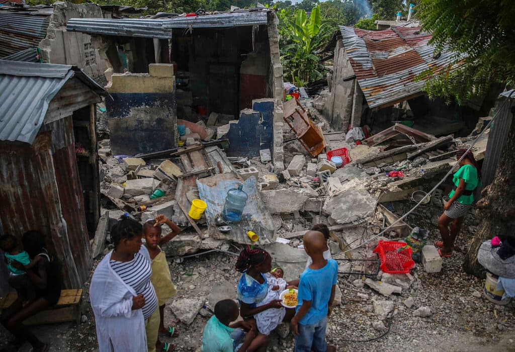 Este domingo comenzó a quedar más evidente la devastación en el sur del país tras el fuerte sismo. En la imagen, una familia desayuna frente a su casa, que ya era precaria, en ruinas.