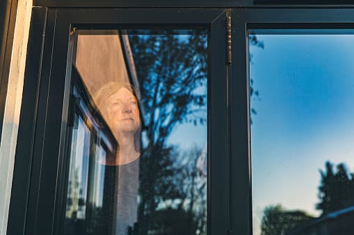 Pero, sobre todo, 
<b>no le abras la puerta a extraños, jamás.</b> Incluso si parecen repartidores de un servicio reconocido, opta por que te dejen las cosas en la puerta y, cuando se vayan, entonces abre la puerta.