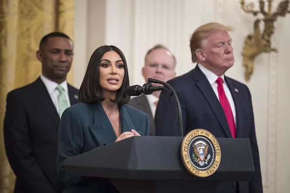 Kardashian participó como oradora en el evento de Contratación y Reingreso de Segunda Oportunidad. No es la primera ocasión que se reúne con Trump. En mayo de 2018, 
<b><a href="https://www.univision.com/shows/noticiero-univision/kim-kardashian-visita-la-casa-blanca-para-hablar-sobre-reformas-al-sistema-carcelario-video" target="_blank">también lo visitó</a></b> para hablar con él sobre una reforma al sistema carcelario.
<br>
<br>