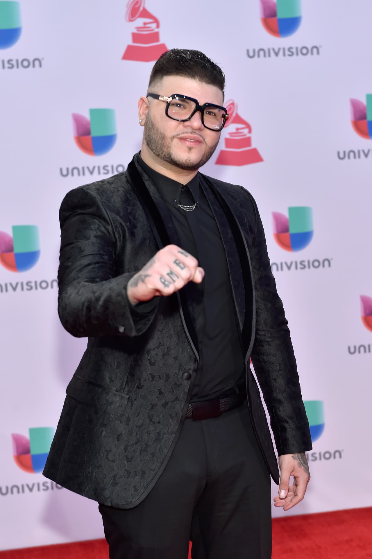 En ese momento fue detenido y liberado al día siguiente, tras pagar una fianza de 100,000 dólares. El cantante tiene una cláusula que le permite salir a cualquier país de Latinoamérica para continuar con su gira de presentaciones, siempre y cuando declare hacia dónde y cuándo viajará.