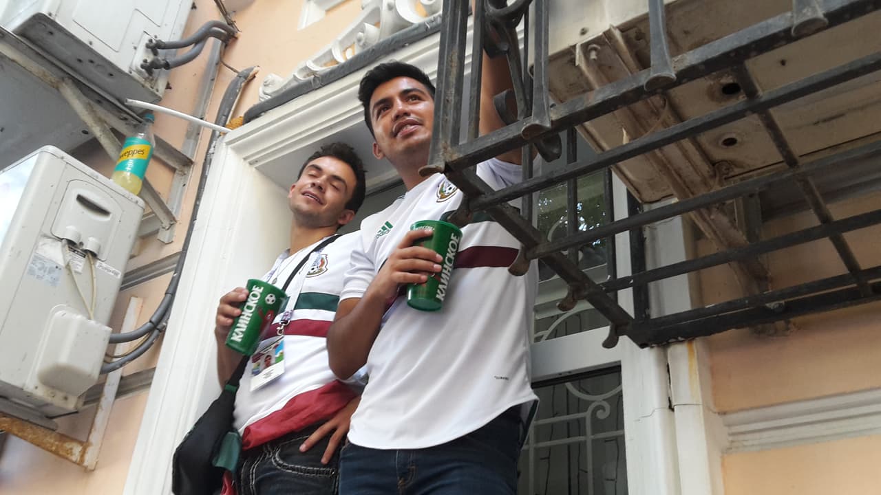 Este es el ambiente que empezaron a generar los aficionados mexicanos previo al partido contra Corea del Sur que se efectuará este sábado en Rostov.