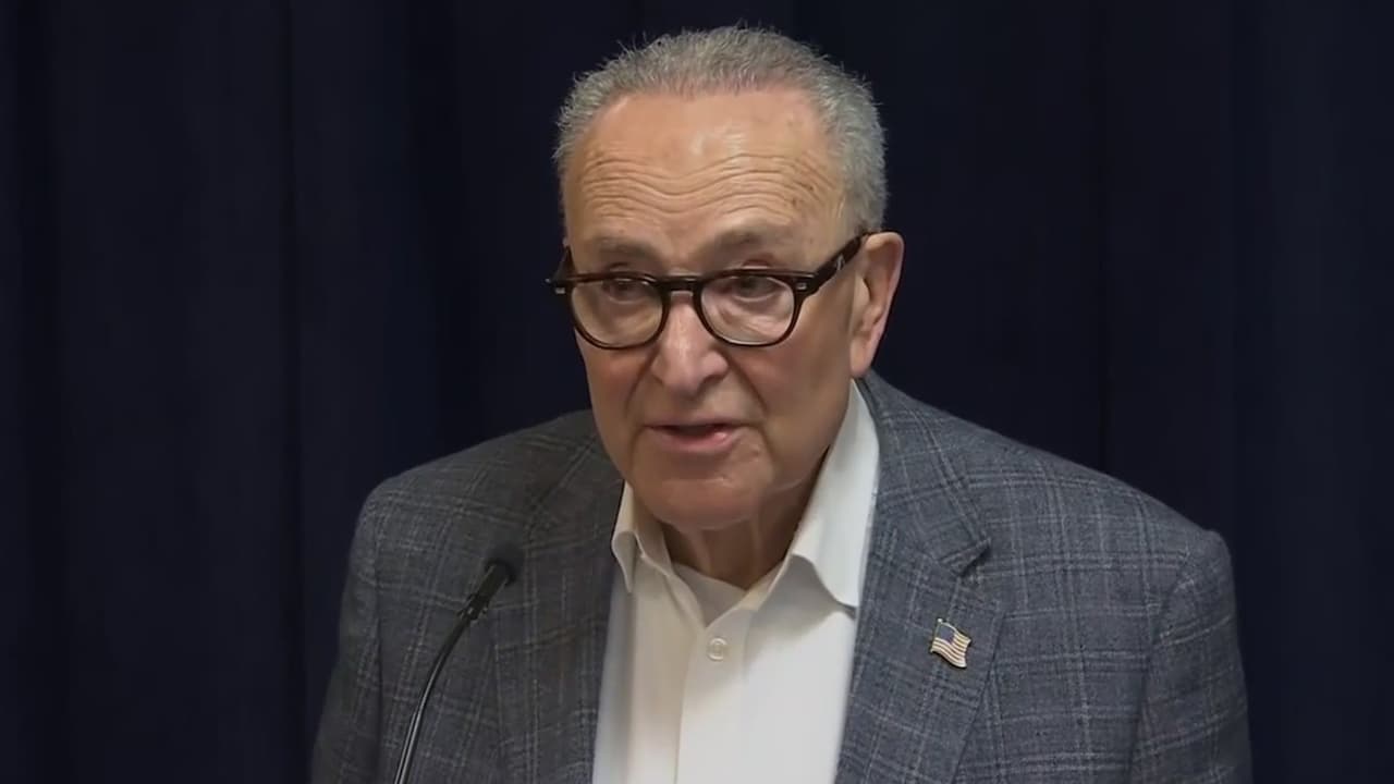 Chuck Schumer votará por resolución para limitar autoridad de Trump sobre operaciones en Irán