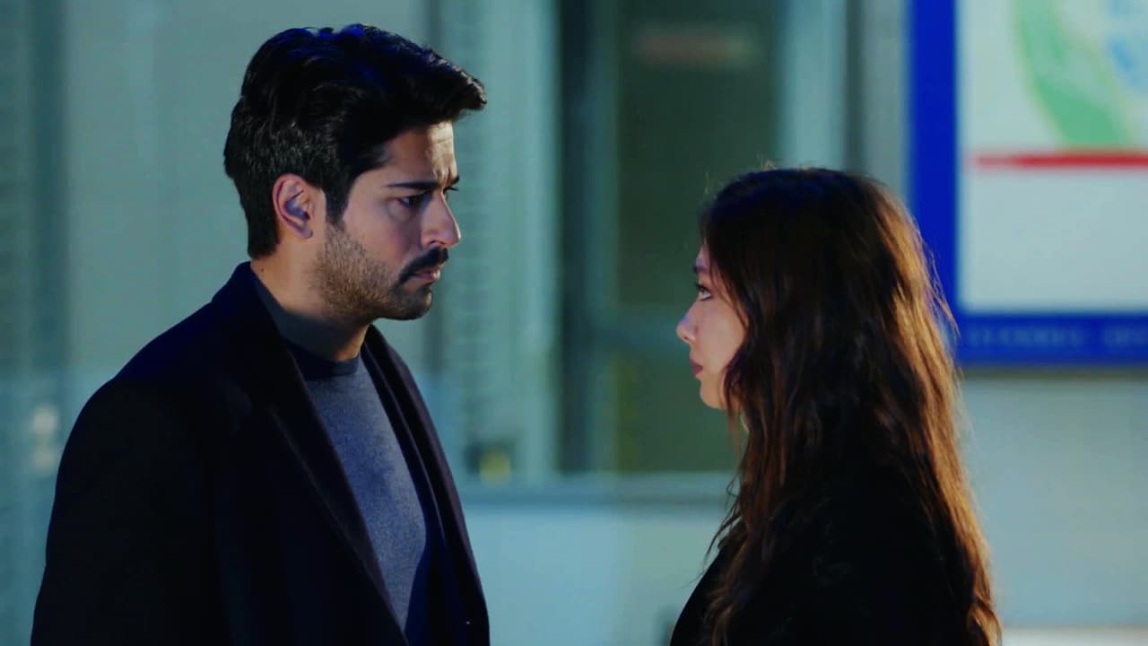 Ella le confesó que tenía la ilusión de vivir nuevamente su amor y le aseguró que se vio obligada a casarse con Emir, pero no le reveló que lo hizo para ocultar un crimen de su hermano, Ozan, pero sí le advirtió que tuviera cuidado con su esposo.