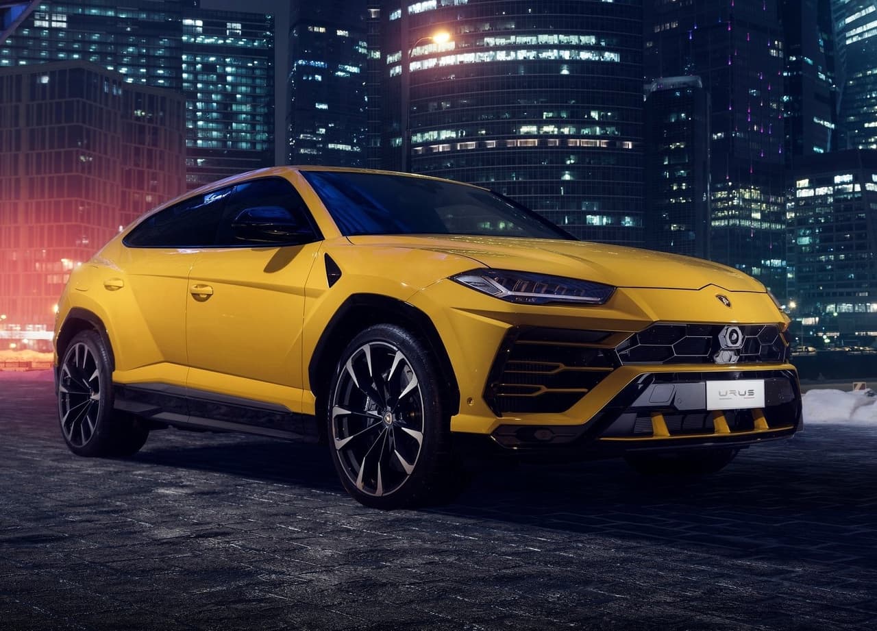 La Lamborghini Urus es motivada por un motor V8 de 4.0 litros doble turbo con el que produce nada más y nada menos que 641 caballos de fuerza. Esta SUV combina la deportividad y el lujo con la versatilidad que provee un vehículo utilitario, pues además de un alto caballaje, también ofrece hasta 22 pies cúbicos de espacio en el área de carga. Su precio arranca en los 200,000 dólares.