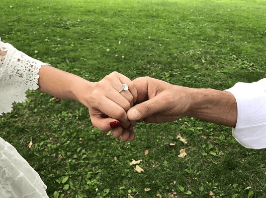 Marlene Favela y George Seely se comprometieron en junio de 2017 y con esta fotografía Marlene Favela compartió la feliz noticia con sus seguidores de Instagram.