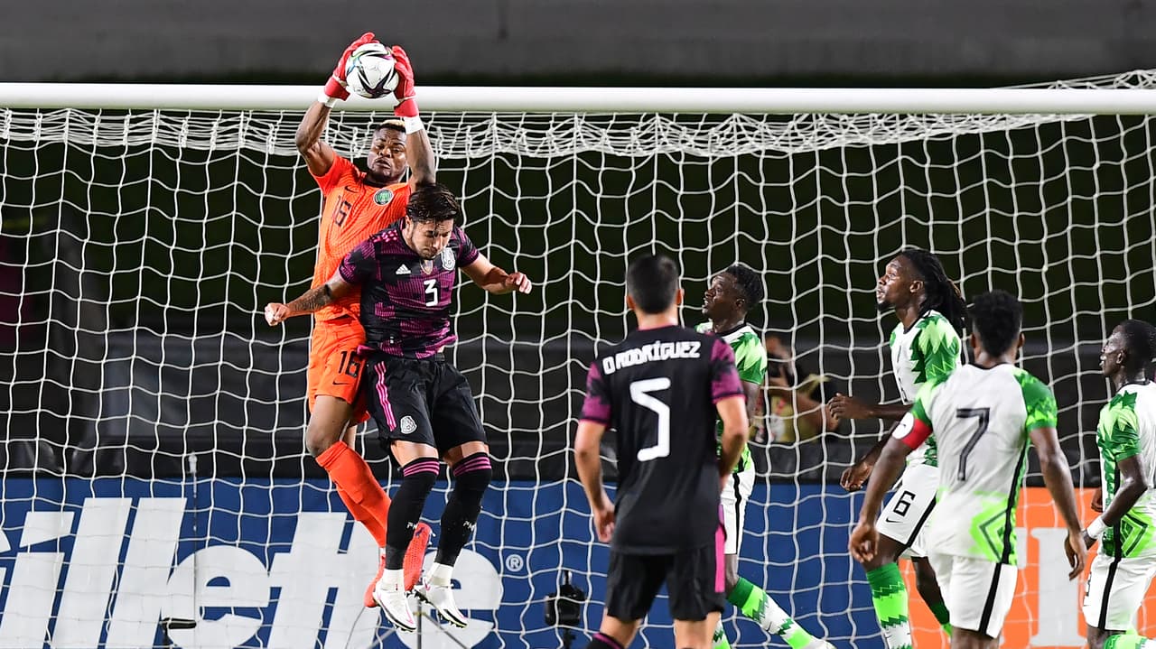 Los dos goles en menos de 10 minutos provocaron que México se relajara, aunque siguió teniendo el balón en sus pies y no dejó de llegar al arco rival.