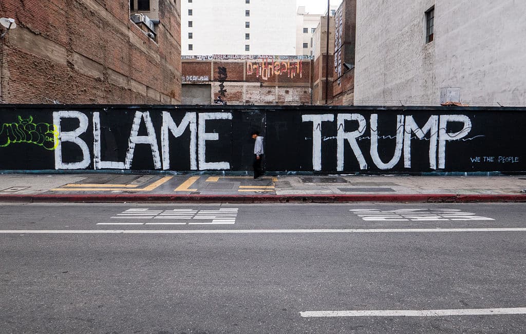 Desde que comenzaron las manifestaciones contra los operativos de ICE, el centro de Los Ángeles y partes de 
<b><a href="https://www.univision.com/local/los-angeles-kmex/redadas-de-ice-en-los-angeles-desatan-protestas-y-tension-en-paramount" target="_blank">Paramount</a> y Compton</b>, están llenos de grafitis con mensajes o insultos.
<br>
<br>Pero no todas las personas han dañado propiedad de la ciudad escribiendo groserías.
<br>
<br>Como ilustra esta imagen, alguien pintó de negro los paneles colocados para proteger la zona y encima plasmó: "Culpen a Trump... el pueblo".