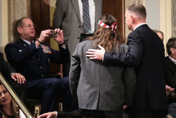 Willie Robertson posa para una foto mientras espera.