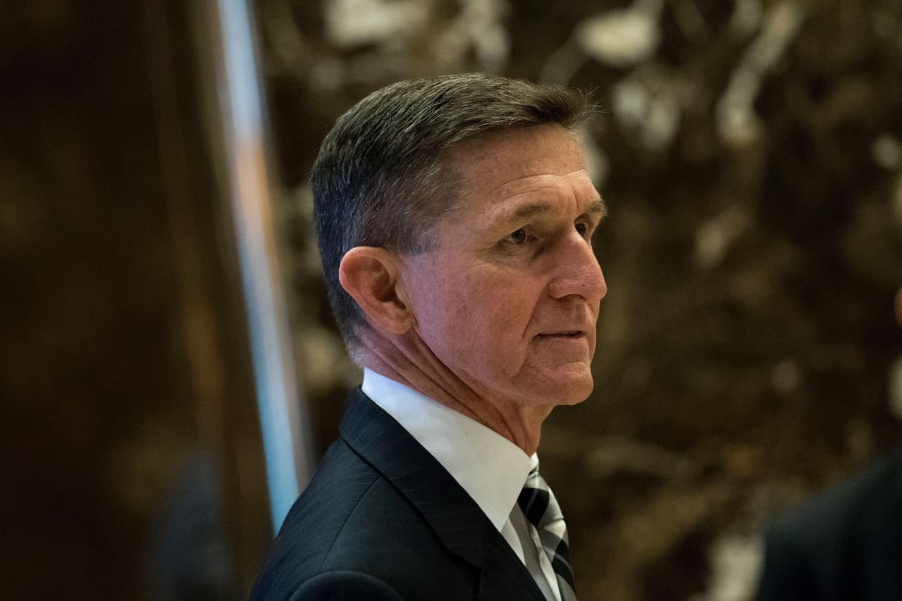 "Adoro al general Flynn; "él es un tipo duro e inteligente"; "un hombre increíble"; "alguien a quien yo respeto"; "uno de los grandes tipos que vendrá a la Casa Blanca". Trump se embriagó en halagos para el general durante los meses de campaña. En enero de 2017 lo nombró asesor de Seguridad Nacional. Pero duró menos de 20 días en la posición hasta que 
<b><a href="https://www.univision.com/noticias/politica/michael-flynn-asesor-de-seguridad-de-trump-renuncia-tras-el-escandalo-por-sus-conversaciones-con-rusia" target="_blank">se vio forzado a renunciar</a></b> tras un informe de 
<i>The Washington Post</i> que reveló contactos con el embajador ruso en DC que supuestamente no informó ni a Trump ni a Mike Pence.