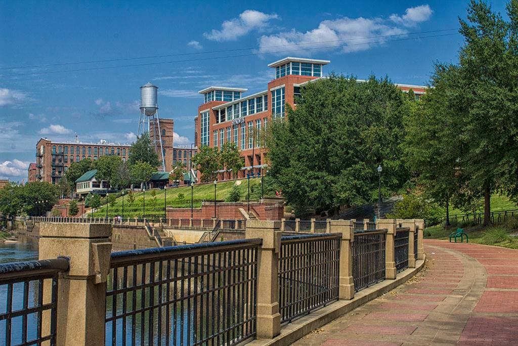<b>Chattahoochee Riverwalk (Columbus)</b>
<br>
<b>Sitio web</b>: 
<a href="https://visitcolumbusga.com/visit/things-to-do/chattahoochee_riverwalk">https://visitcolumbusga.com/visit/things-to-do/chattahoochee_riverwalk</a> 
<br>
<a href="https://maps.app.goo.gl/N2g1PnVBKpNQft4m7"><b>Cómo llegar </b></a>
<br>
<br>
<br>Transita por las orillas del río en Chattahoochee Riverwalk a pie o en bicicleta y recorre el paisaje urbano, examina monumentos y marcadores históricos y disfruta de la belleza salvaje del río y la vida silvestre nativa.