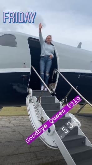 Además, el también empresario compartió un clip donde su famosa prometida posa antes de subirse a su avión privado.