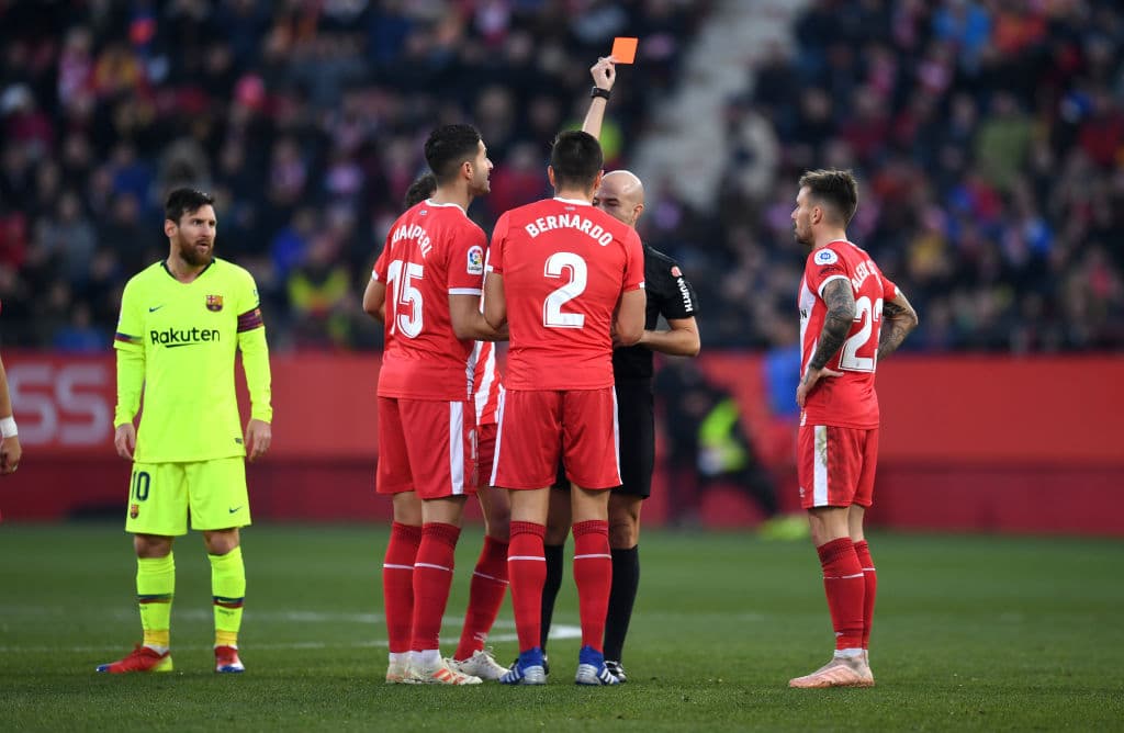 La expulsión del defensa colombiano Bernardo Espinosa (2) dejó con un hombre menos al Girona en el minuto 51.