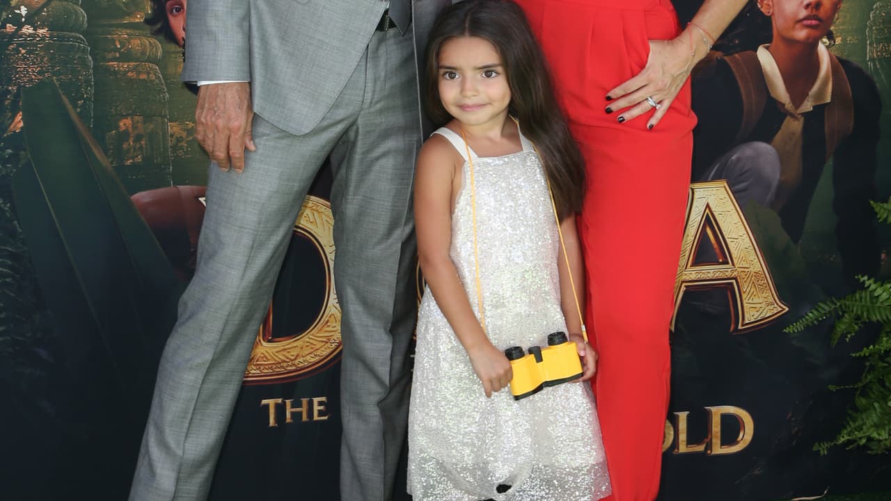 La pequeña no tuvo temor al ser captada por las cámaras y nunca soltó sus binoculares.