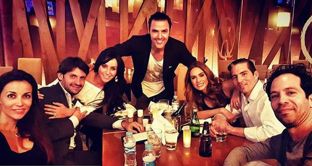 Después de una intensa semana de trabajo, le gusta festejar la vida con amigos.