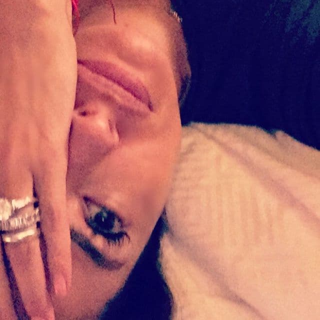 Después de un largo día de ser madre, conductora, amiga y esposa, se dedica unos minutos para consentirse.