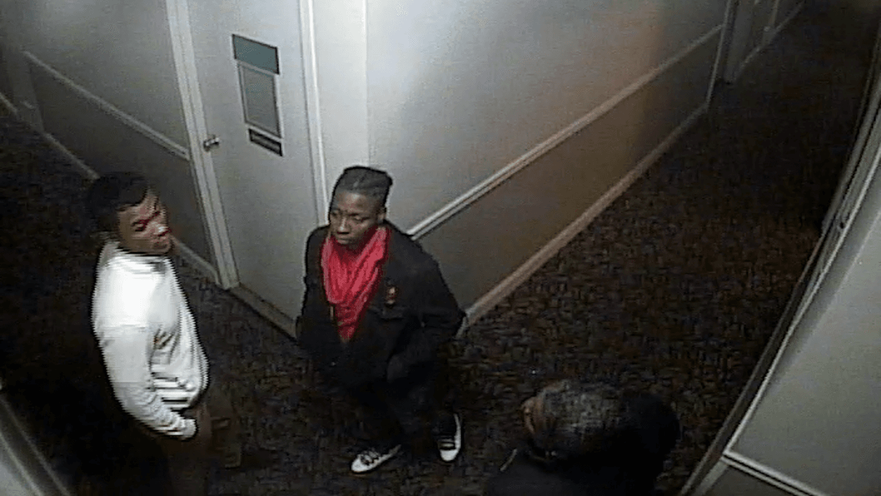 La mujer escuchó que alguien tocaba a la puerta. 
<a href="https://www.univision.com/local/chicago-wgbo/entre-tres-personas-golpearon-brutalmente-a-una-mujer-en-lincoln-park-y-luego-la-asaltaron">Cuando fue a revisar quién era</a>, estos tres hombres entraron a la fuerza y le dieron una golpiza que la mandó al hospital. Esto mientras le ponían una pistola en frente y la amenazaban, según autoridades.