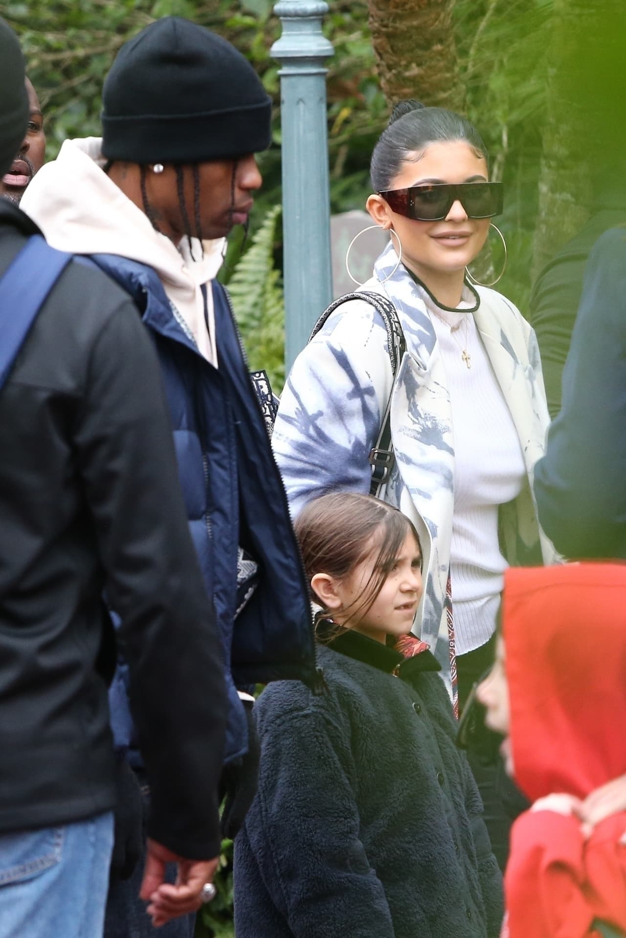 Las fuentes de TMZ comentaron que el acuerdo de estar juntos con Stormi en ciertas ocasiones continúa y se prevé que Scott asista a la 
<b><a href="https://www.univision.com/entretenimiento/kylie-jenner-y-travis-scott-muestran-con-estas-fotos-el-colorido-primer-cumpleanos-de-su-pequena-stormi-fotos" target="_blank">celebración de cumpleaños</a></b> de su hija.
<br>