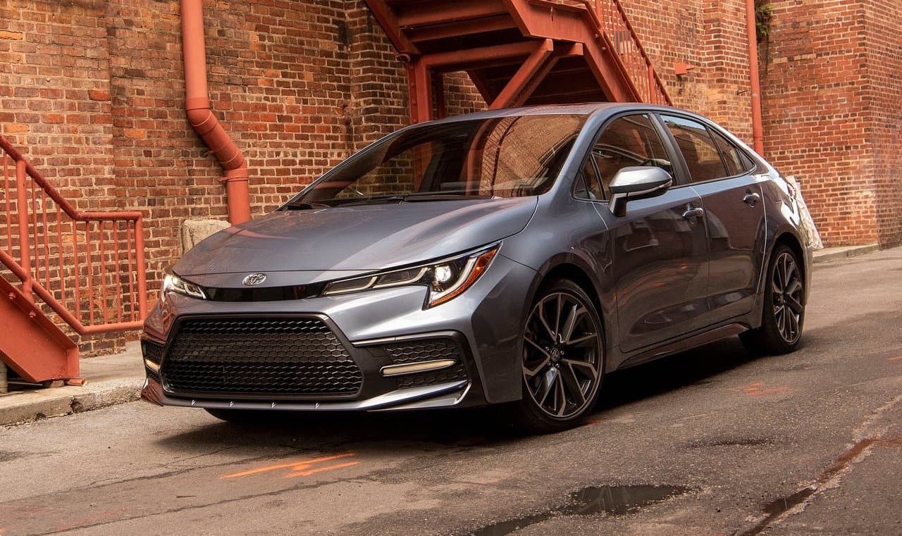 <b>Deja de ser un patito feo para adoptar una mejor apariencia.</b> Con cada nueva generación, el Corolla se ve más dinámico, pero en esta su más reciente entrega, sin duda que ha dado un gran salto. Su frente incluso se ve un tanto agresivo, gracias a la alargada parrilla y los faros estrechos con extremos puntiagudos. El fabricante deja atrás el rostro discreto para aventurarse a hacer algo diferente.