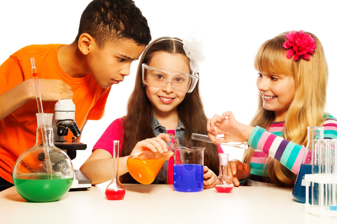 Want to have some fun with the kids and teach them a little something while you’re at it? Check out these kid-friendly science experiments. The experiments in this list have been carefully chosen using the following criteria. Is it inexpensive? Is it safe? Can anyone (even an exhausted, overworked and under-rested mom) do it? As an added bonus the final five experiments selected will make the kids think you can do real magic!