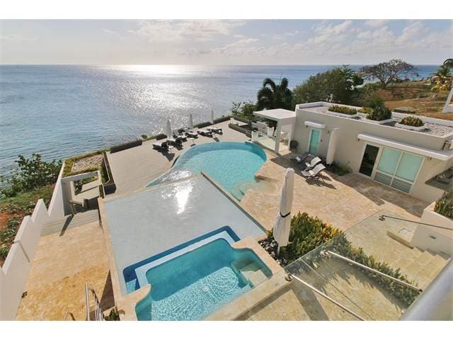 La residencia ubicada frente al mar tiene siete habitaciones, ocho baños completos y dos parciales, cuenta con unos 9,000 pies cuadrados de construcción, .352 acres y estaba a la venta por $4.2 millones. Además, tiene una casa de huéspedes, una sala de juegos, un teatro, dos cocinas, una serie de terrazas.