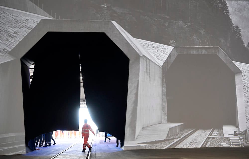 Para el nuevo túnel se instalaron 180.2 millas (290 kilómetros) de vía y 380.000 traviesas, entre otros elementos. Las obras ocuparon a 2,400 obreros repartidos en tres turnos durante las 24 horas del día y siete días por semana