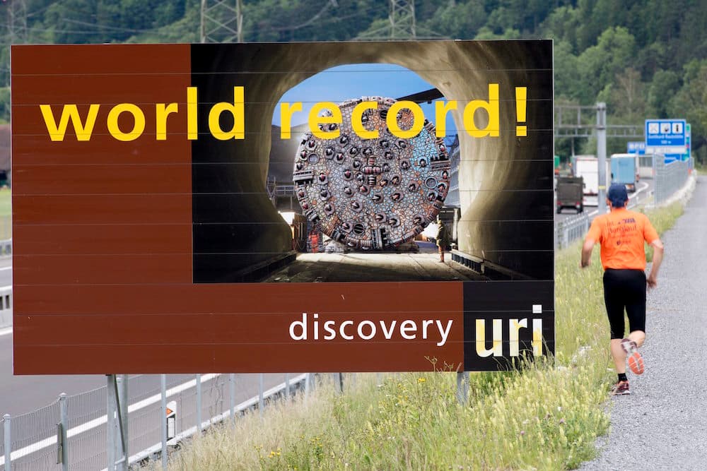 La máquina perforadora que se utilizó para realizar el túnel es tan larga como cuatro campos de fútbol juntos, y prácticamente la totalidad de los 28,2 millones de toneladas de piedra excavada se han podido reutilizar.