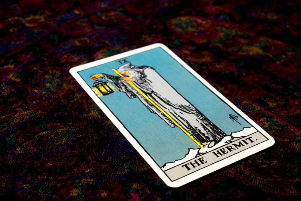 En el amor, realmente el ermitaño no es una figura muy relacionada a ello. Más bien habla de una soledad necesaria en ese ámbito para hacer una introspección sobre nuestra situación o una dificultad de expresar nuestros sentimientos o de abrir nuestro corazón.