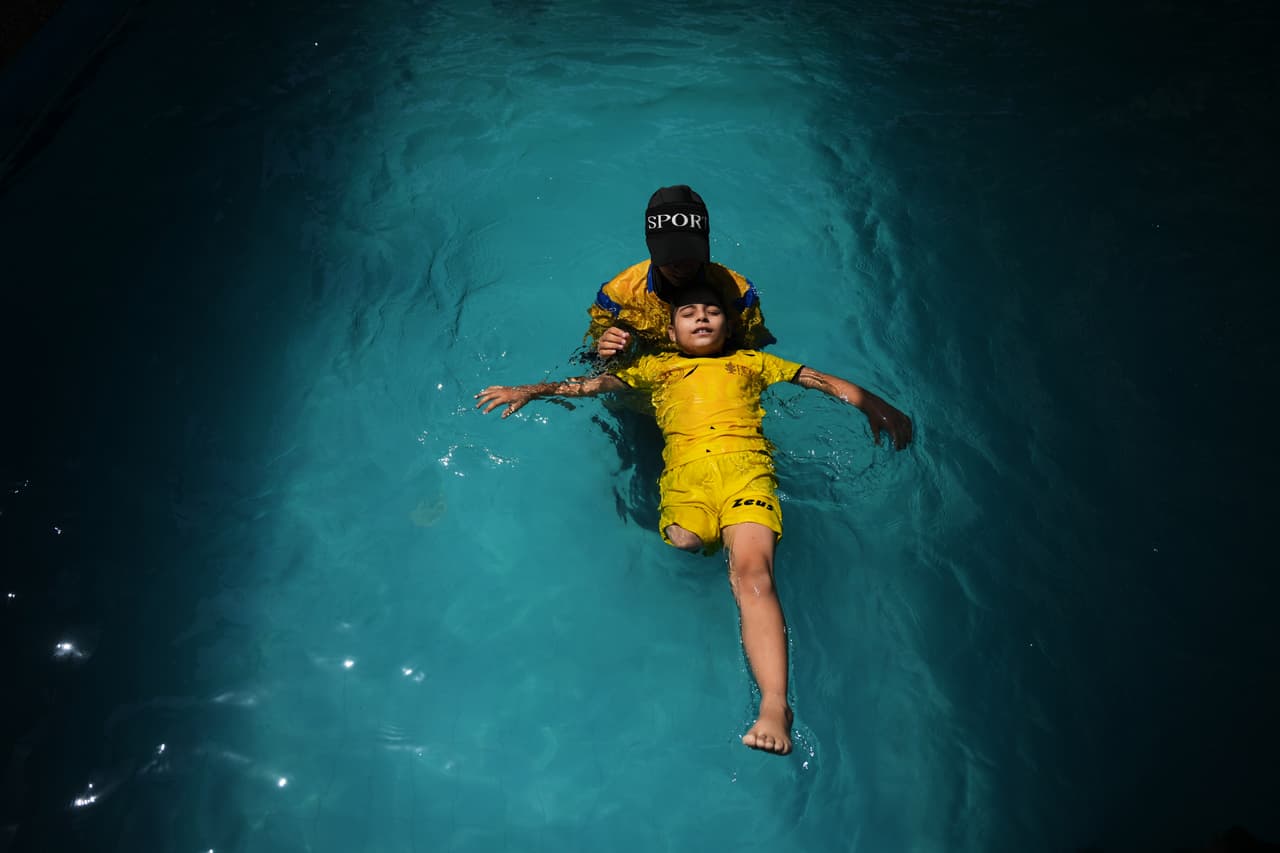 La niña palestina Miral al-Babli, que perdió una pierna tras resultar herida durante la guerra entre Israel y Hamás, recibe entrenamiento de natación de la organización Heal Palestine en una piscina en Khan Younis, Franja de Gaza, el jueves 20 de agosto de 2026.