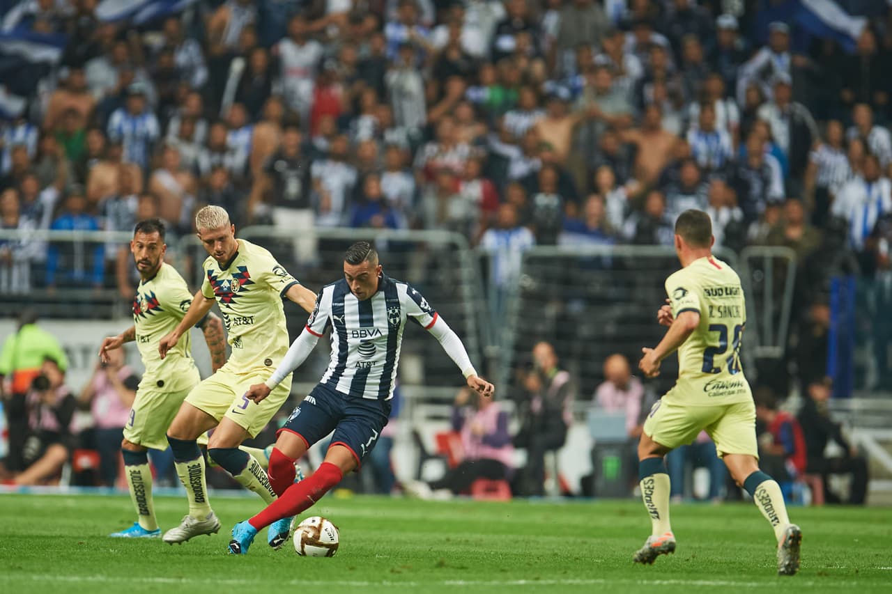 Comenzó el partido y Funes Mori siempre estuvo con marca encima.