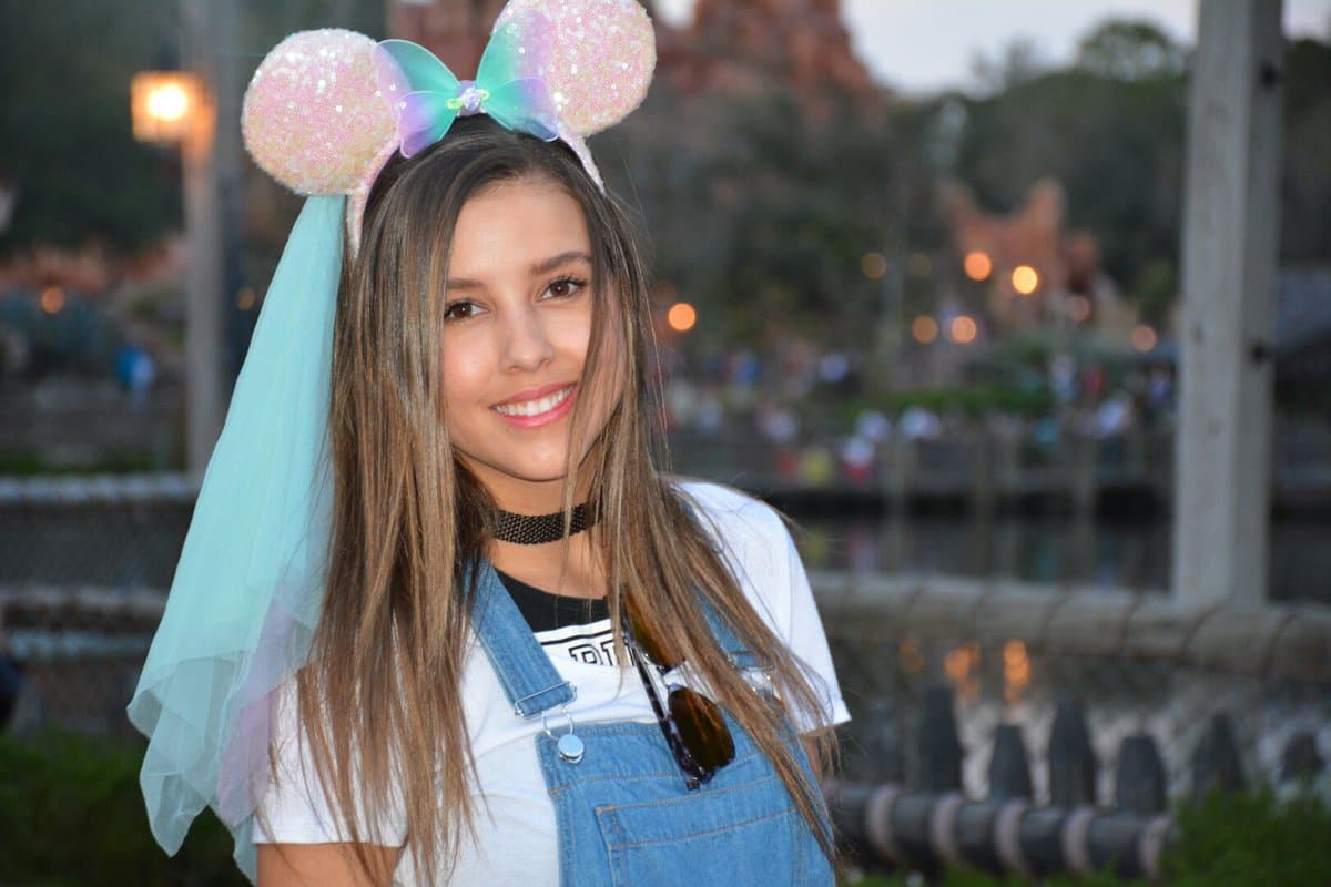 La actriz y cantante nunca ha dejado su lado tierno e infantil. ¡Le encanta soñar despierta!