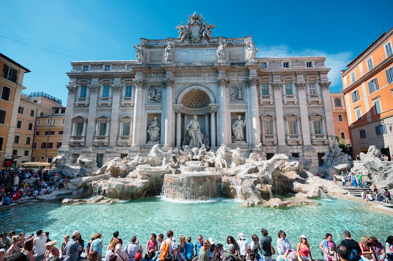 10. Fontana de Trevi. Roma, Italia.
<br>
<br>Es la fuente más famosa del mundo y un símbolo de Roma. La construcción se hizo entre 1732 y 1762 y tiene casi 30 metros de altura. La tradición dice que cuando se visita Roma
<b> hay que arrojar una moneda a la fuente:</b> por encima del hombro izquierdo con la mano derecha. Si lo haces, según la leyenda, regresarás a Roma.
