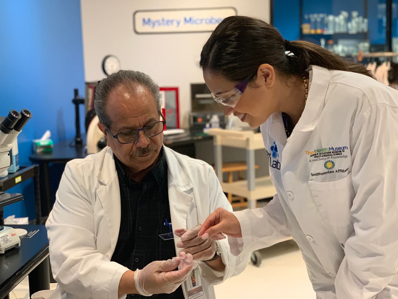 En el laboratorio realizan exámenes de ADN con muestras de saliva que se extraen del área interior de la mejilla.