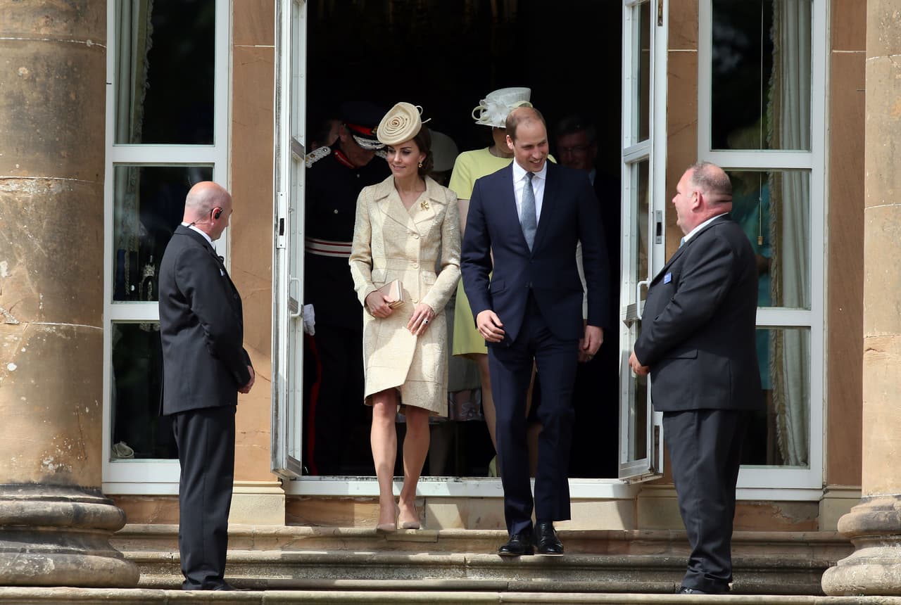 ¿Cómo ir perfecta a una fiesta en un jardín real? con un abrigo tipo vestido color hueso de Day Birger et Mikkelsen.