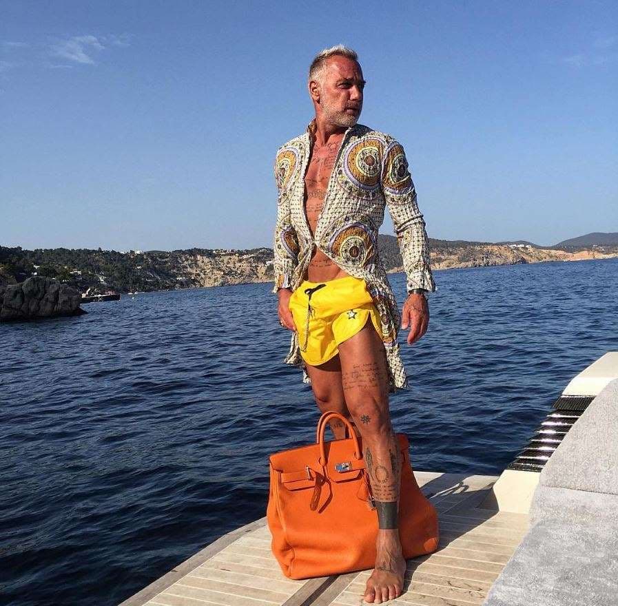 Luego al parecer iba de compras con un bolso en pleno Mediterráneo.