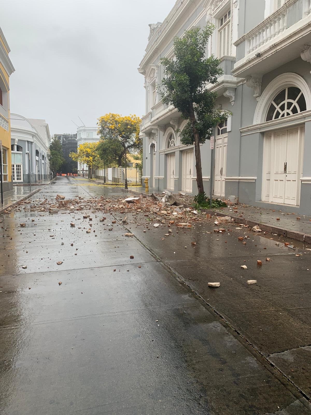 “Estamos viviendo tiempos difíciles donde hemos recibido daños en estructuras. Desde el huracán María hemos demostrado la resiliencia y valentía de este pueblo. Pero más allá de eso, el daño emocional en las personas, en nuestros ponceños y ponceñas, es preocupante”, mencionó la Alcaldesa María "Mayita" Meléndez.