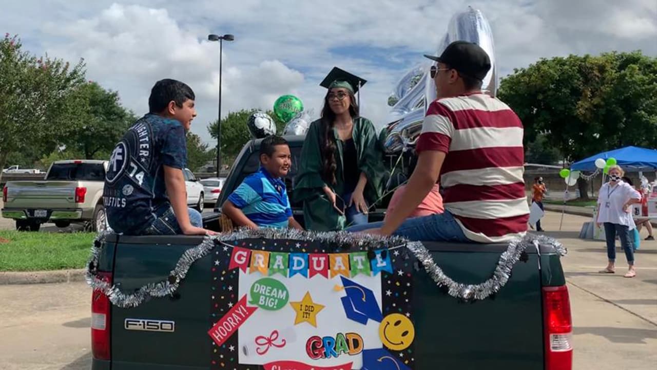 A pesar de que vivimos en tiempos de 
<a href="https://www.univision.com/temas/coronavirus">coronavirus</a>, los estudiantes pudieron salir a festejar.