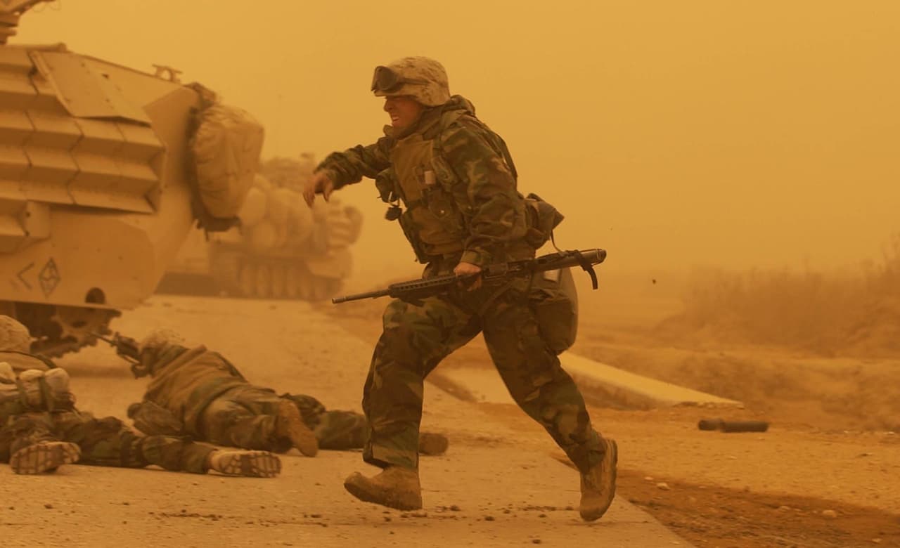 El ejercito de EEUU en combate mientras avanza hacia Bagdad. 13 años antes, en la Guerra del Golfo, una coalición internacional atacó a Irak después que invadiera al pequeño país petrolero Kuwait. En ese caso se contó con la autorización de la ONU y el respaldo internacional pleno.