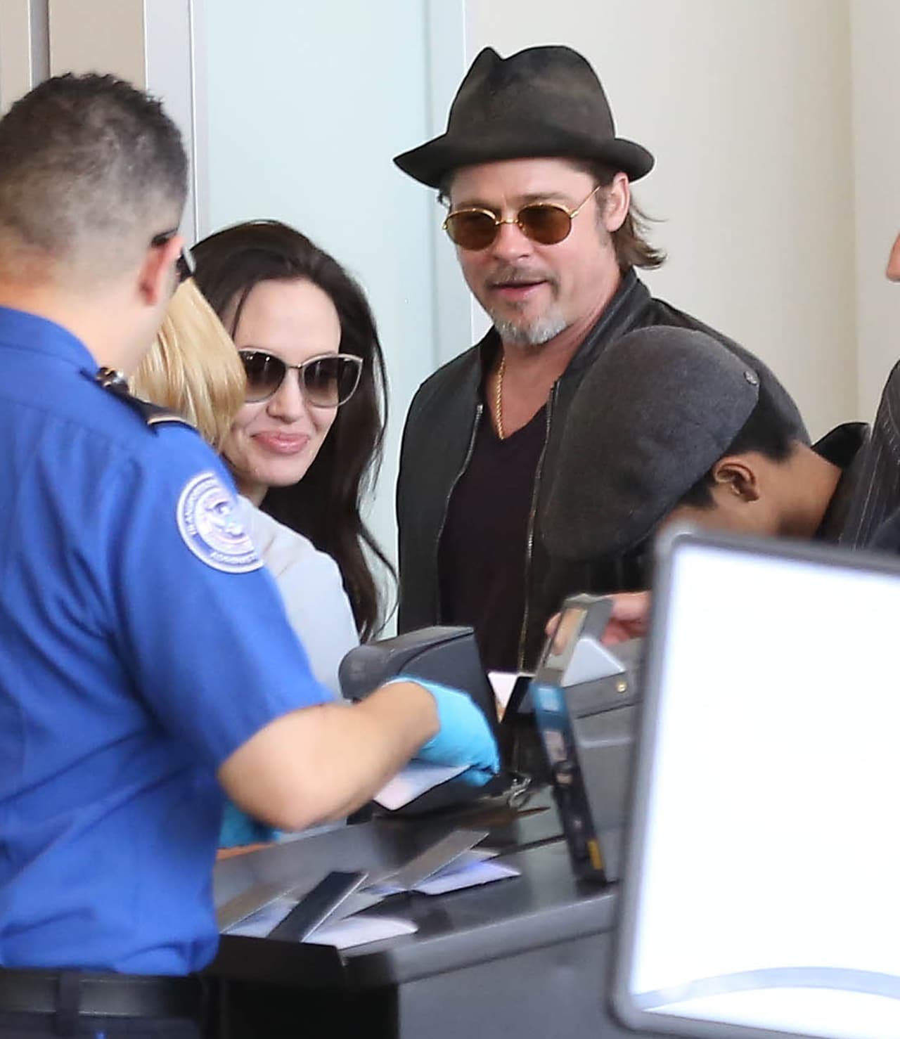 El famoso matrimonio arribó al aeropuerto de Los Ángeles en compañía de todos sus hijos, ¡son una linda familia!