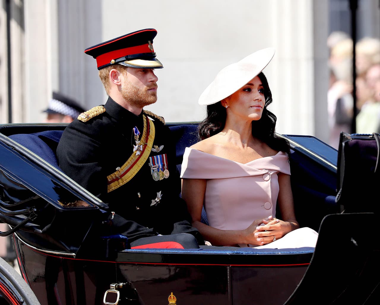 De acuerdo con la 
<b><a href="https://us.hola.com/royals/2019060624487/meghan-markle-prince-harry-trooping-the-colour-look-back/">revista Hola!</a></b>
<a href="https://us.hola.com/royals/2019060624487/meghan-markle-prince-harry-trooping-the-colour-look-back/">,</a> el príncipe Harry se encargó de asesorar a Meghan para realizar la reverencia protocolar a la reina Isabel en el momento adecuado, al decirle “ahora”, refiriéndose al instante en que debía hacer el gesto de respeto.