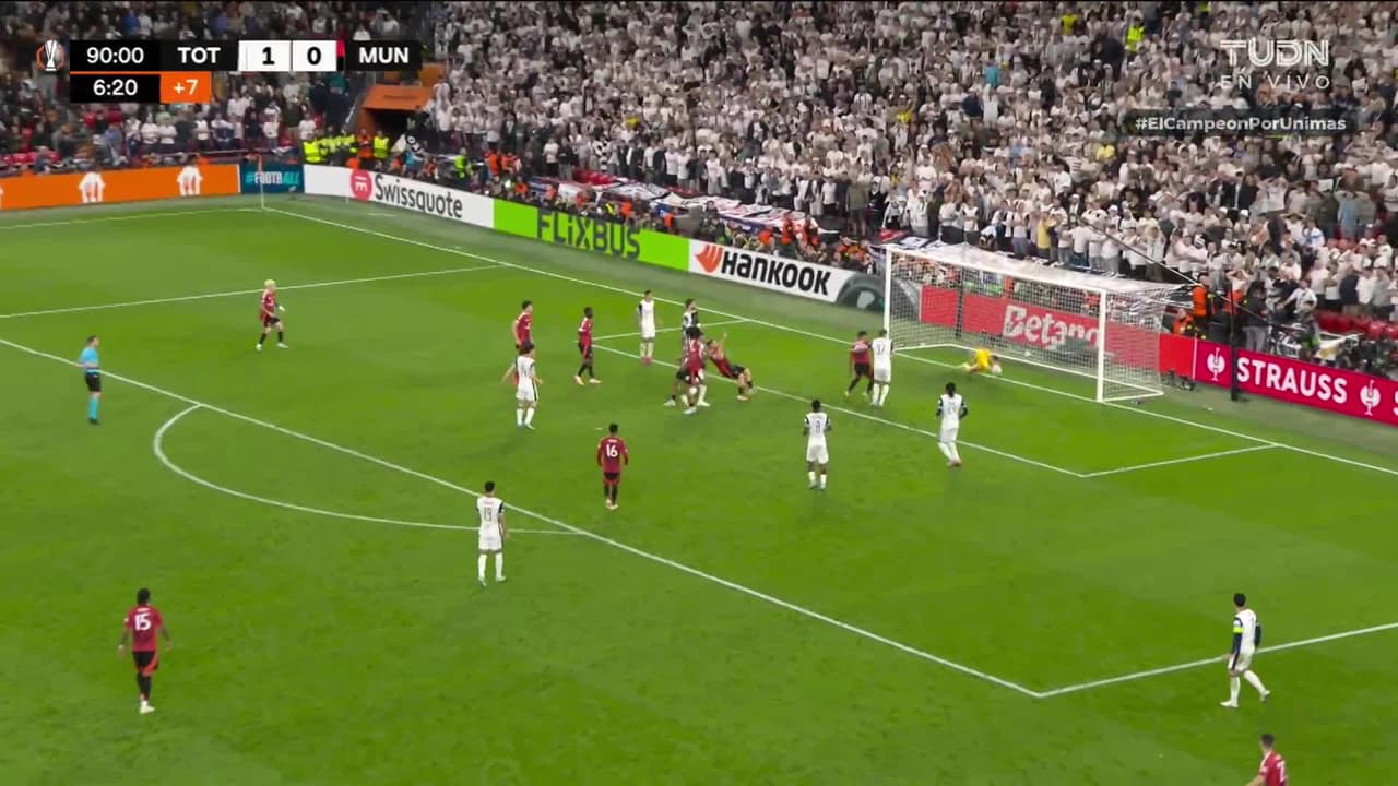 ¡TIRO ATAJADO! disparo por Luke Shaw.