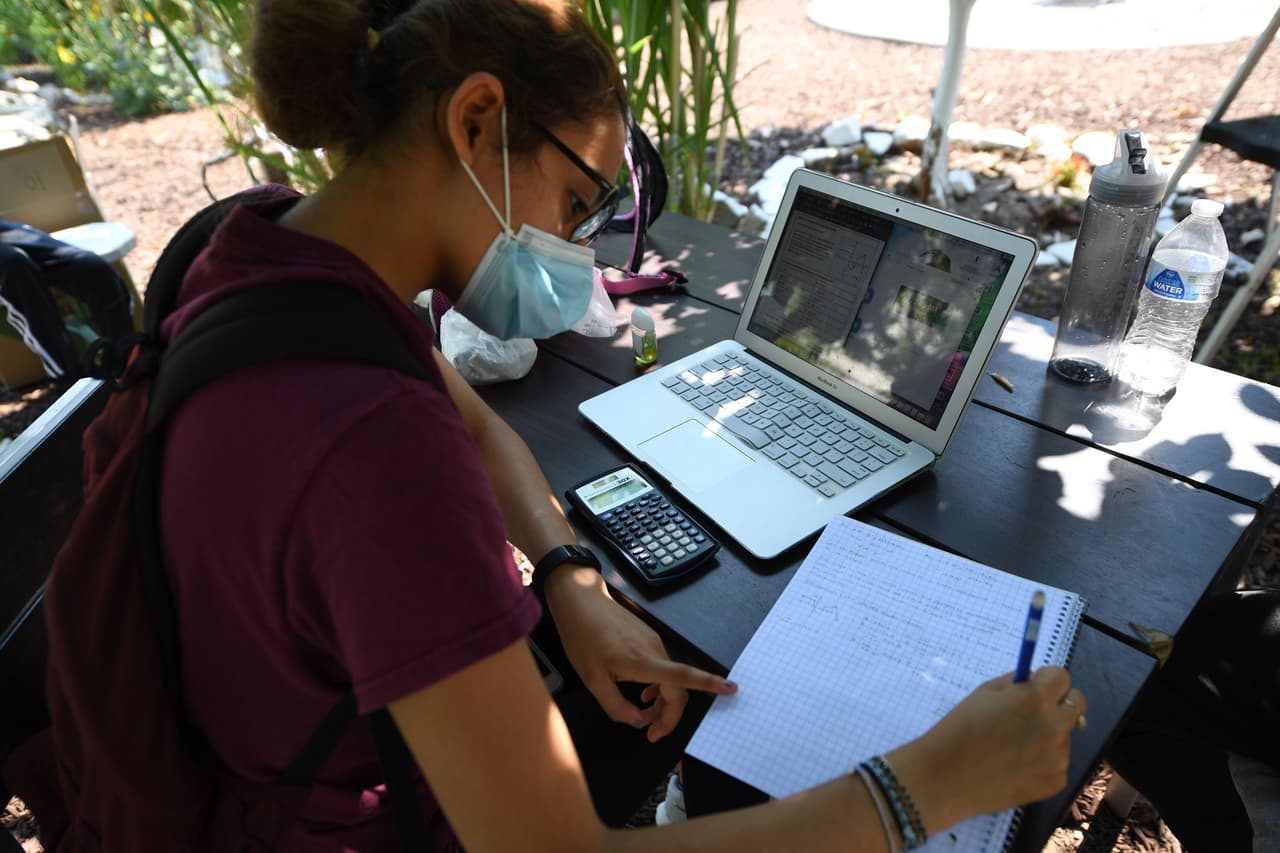 "La digitalización tanto del uso del capital, me refiero al intercambio por medio de Paypal y otras páginas que están ofreciendo servicios de intercambio sin necesidad de utilizar el efectivo, esa es una de las maneras cómo va a cambiar nuestra vida aquí en Estados Unidos", dijo Ramos.