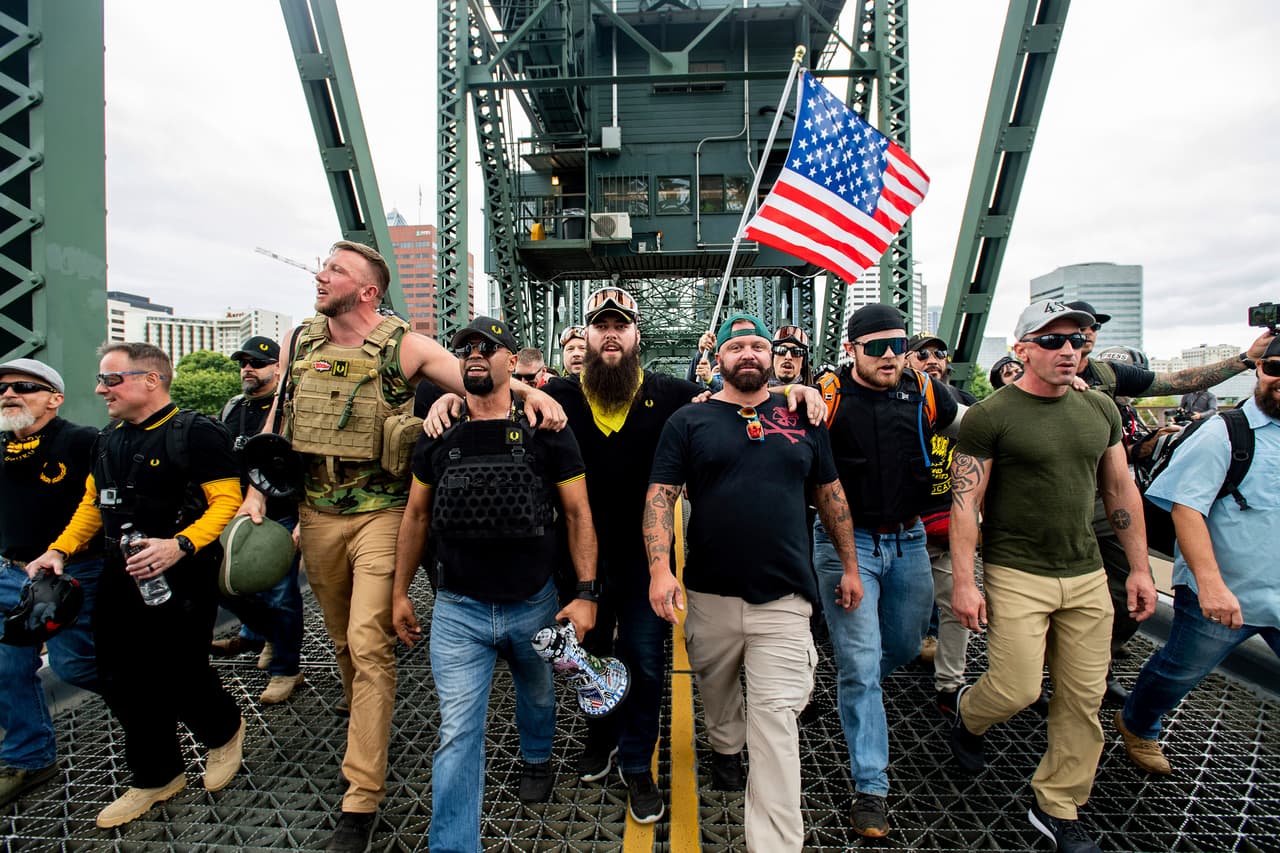 Miembros de Proud Boys y otras organizaciones de extrema derecha marcharon este sábado por el Puente Hawthorne, en Portland, Oregon, durante una protesta denominada "Fin al Terrorismo Nacional", que es como califican a grupos de izquierda antifacistas y que realizaron una contramarcha en la misma ciudad.