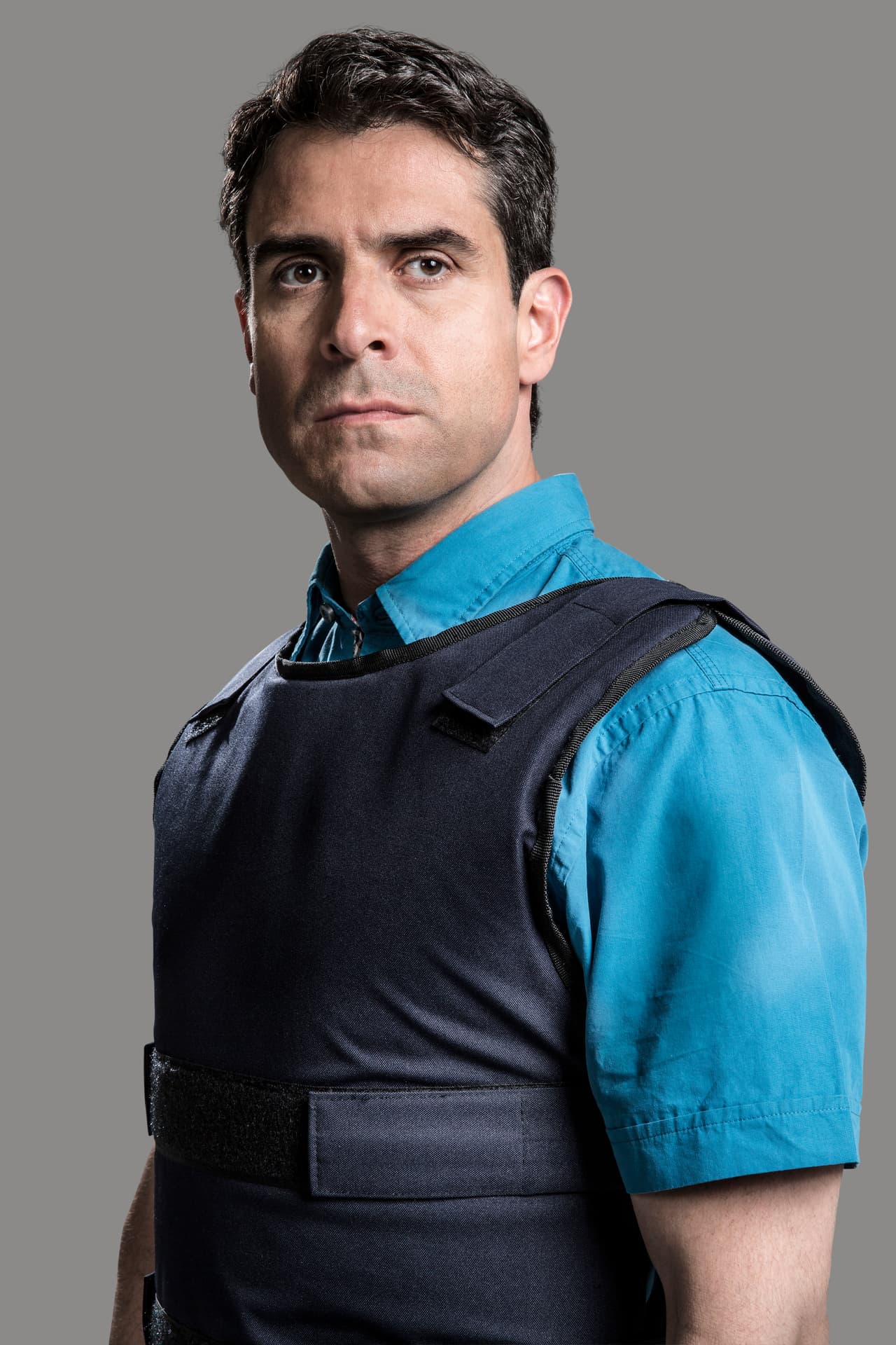 Es un oficial recto, apegado a las reglas y al orden. Intuitivo y perspicaz.