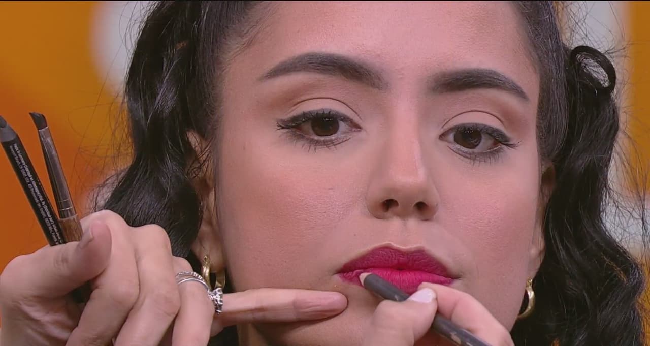 La maquillista señaló que los labios gruesos, como los de Selena, se pueden lograr pintando por encima del borde blanco que se encuentra en el relieve del labio.
<br>