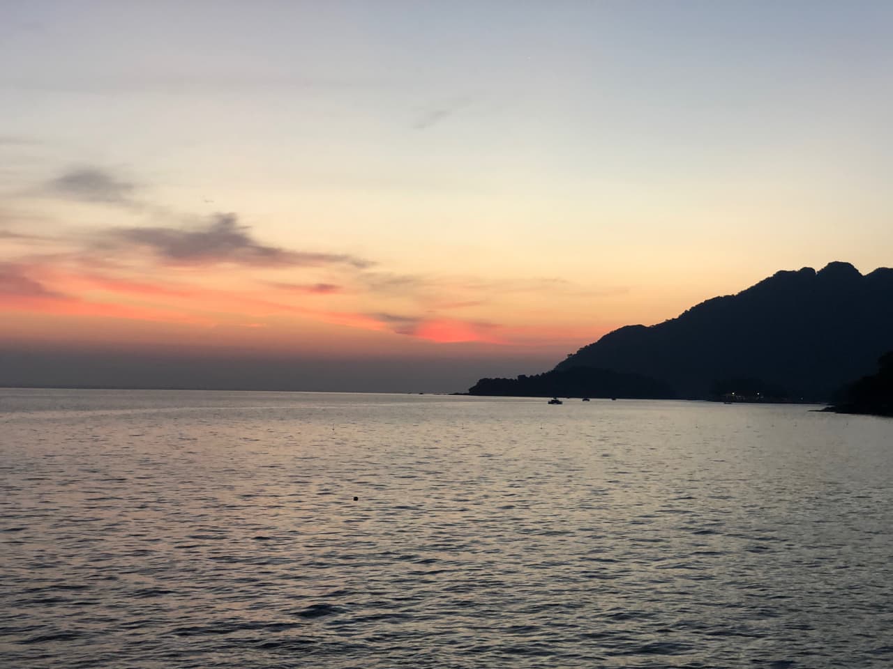 La noche empezó a caer y ya Raúl empezaba a pensar en dónde iban a cenar.
<br>