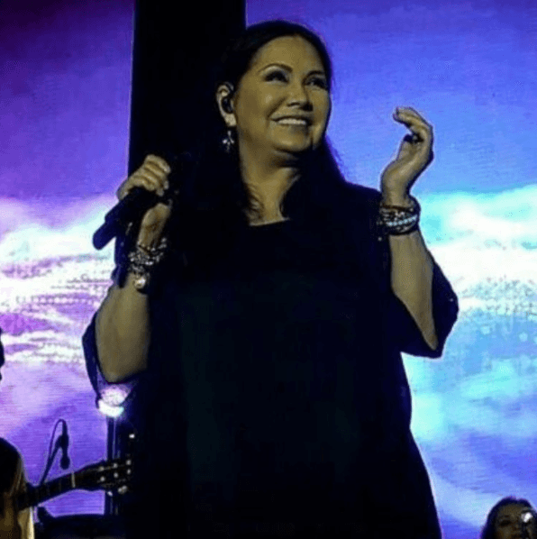 En 1987 Ana Gabriel alcanzó el primer lugar en la selección nacional para la OTI, realizado en Lisboa, Portugal. En esa ocasión, la intérprete alcanzó el tercer lugar, lo que le abrió las puertas a nivel Latinoamérica.