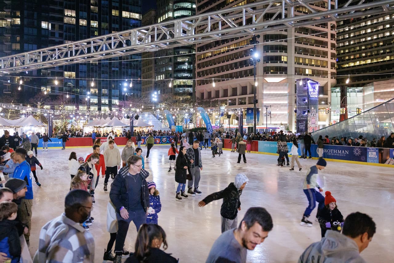 <b><a href="https://centercityphila.org/parks/dilworth-park">Winter at Dilworth Park (Hasta el 26 de marzo)</a></b>. Se trata de un paraíso invernal a la sombra del Ayuntamiento. Disfruta de la pista de hielo de Rothman Orthopaedics, tómate una selfie en el festivo Wintergarden, entre en calor con una bebida caliente dentro de la Rothman Orthopaedics Cabin y toma algunos refrigerios de temporada, todo en un contexto muy festivo.