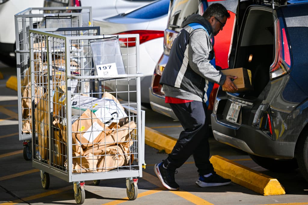 Bajo el programa Amazon Flex, conductores autorizados llegan al centro de Orlando a recoger los paquetes que se comprometieron a entregar, a cambio de una paga previamente acordada.