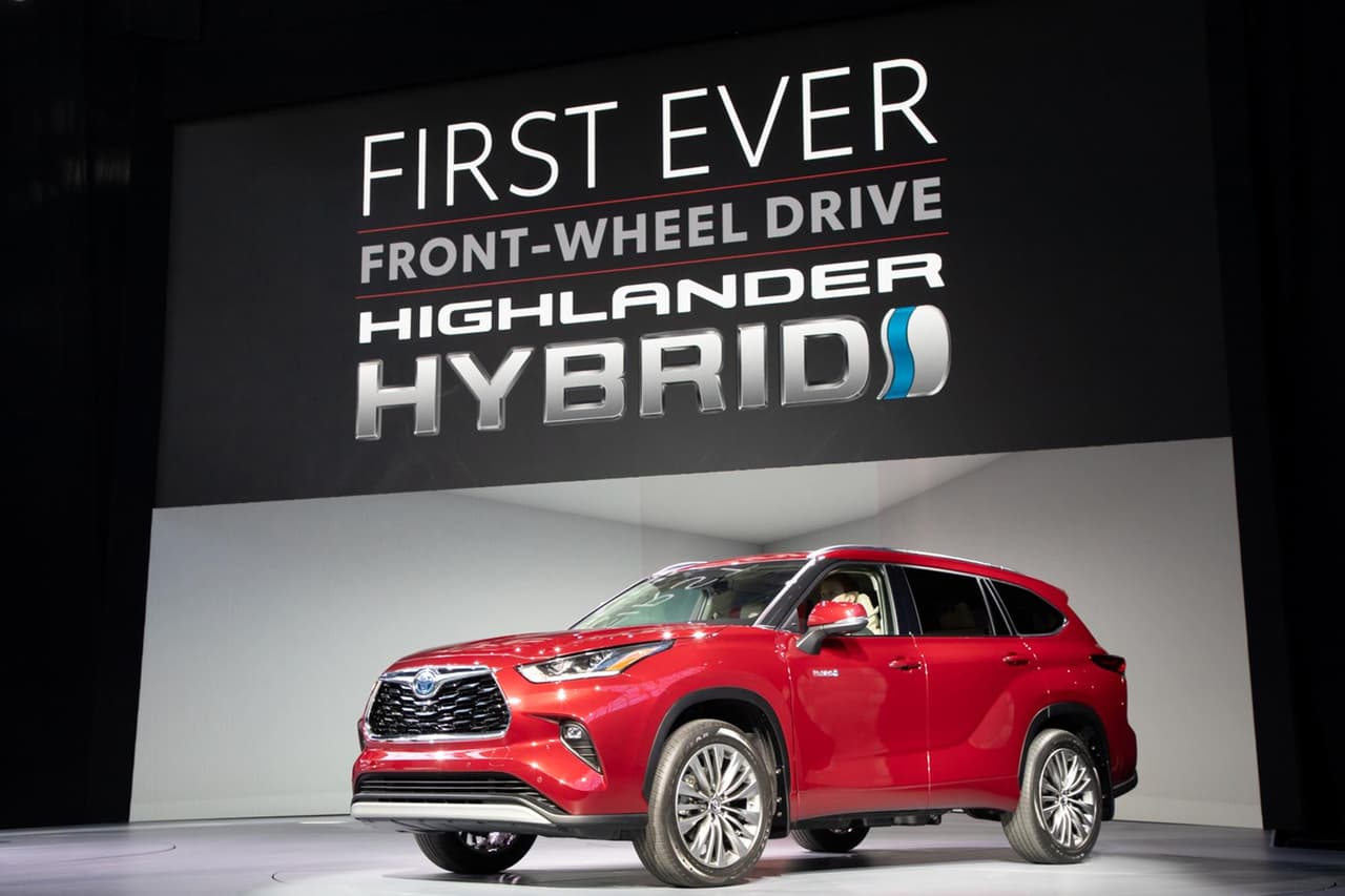 El motor de serie es un V6 3.5 litros de 295 caballos de fuerza, acoplado a una transmisión automática de 8 velocidades que envía la potencia a las ruedas delanteras (FWD) o bien a cada una de ellas (AWD). La Highlander también está disponible en una variante híbrida que combina un motor 2.5 litros de cuatro cilindros con dos motores eléctricos para generar un total de 240 caballos de fuerza. Apple CarPlay, Android Auto y Alexa In-Car llegan de serie, al igual que la segunda generación de su sistema de prevención de accidentes, Toyota Safety Sense 2.0.